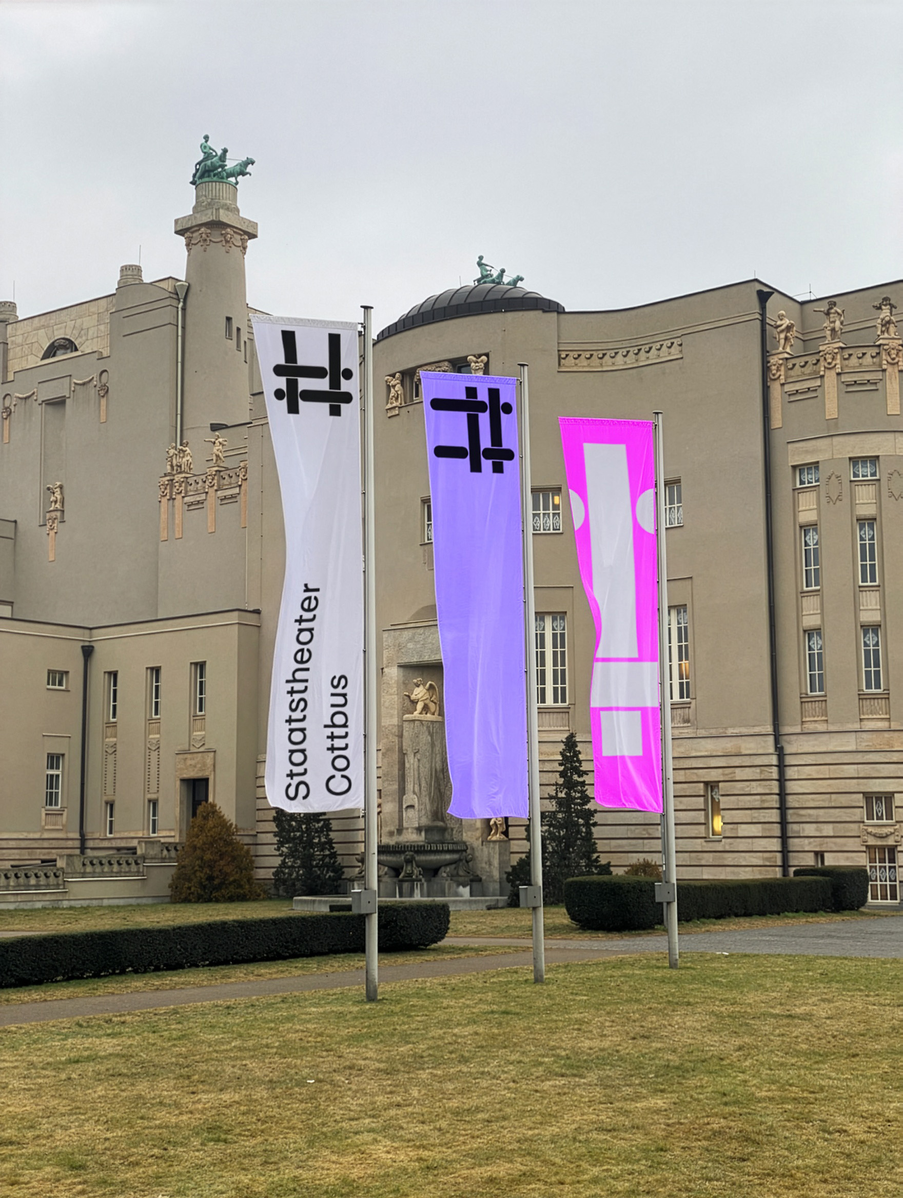 Staatstheater Cottbus Fahnen